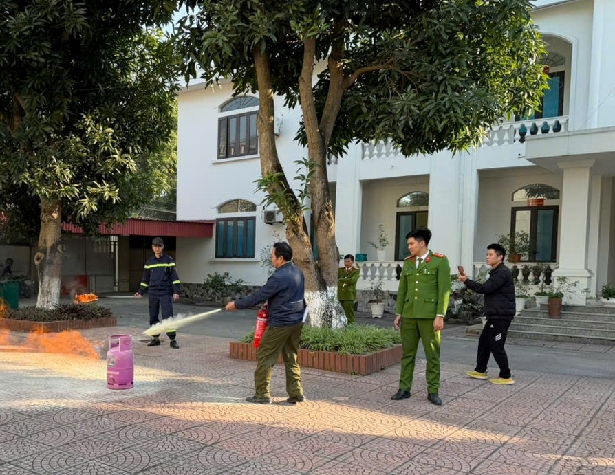 Phân đội Phúc Điền - Đội Chữa cháy và Cứu nạn cứu hộ KV8: Tập huấn kiến thức về phòng cháy, chữa cháy và kỹ năng thoát nạn cho 300 người ở xã Kẻ Sặt
